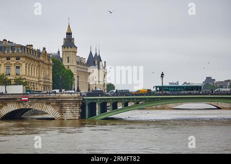 PARIS - 3 JUIN : inondation de Paris avec des eaux extrêmement élevées le 3 juin 2016 à Paris, France Banque D'Images