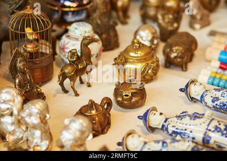 Figurines en bronze sur un marché aux puces parisien Banque D'Images