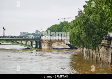 PARIS - 3 JUIN : inondation de Paris avec des eaux extrêmement élevées le 3 juin 2016 à Paris, France Banque D'Images