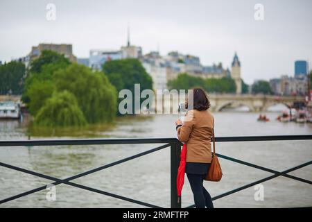 PARIS - 3 JUIN : inondation de Paris avec des eaux extrêmement élevées le 3 juin 2016 à Paris, France. Des gens prenant des photos de l'inondation Banque D'Images