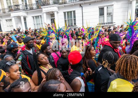 Notting Hill, Londres, Royaume-Uni. 28 août 2023. Le plus grand festival de rue d’Europe se déroule dans les rues de Notting Hill. Des danseurs exotiques et des groupes musicaux sur le thème jamaïcain défilent dans les rues, avec de la nourriture et des divertissements de rue autour de la région ajoutant à l'événement. Le Grand Parade a lieu le lundi du jour férié comme point culminant du festival de trois jours, qui a commencé en 1966. Revellers emballe la rue, passant devant des propriétés chères à Kensington Banque D'Images