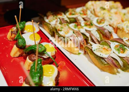 Variété de pinchos (pintxos) dans un bar de San Sebastian (Donostia), Espagne Banque D'Images