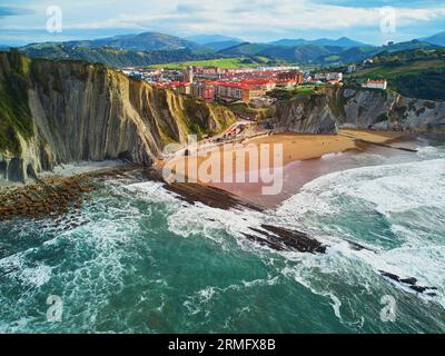 Vue aérienne drone du célèbre flysch de Zumaia, pays Basque, Espagne. Le flysch est une séquence de couches de roches sédimentaires qui progressent à partir des eaux profondes Banque D'Images