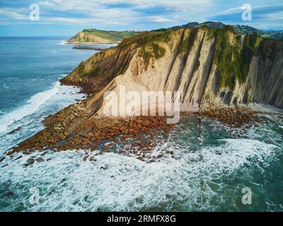 Vue aérienne drone du célèbre flysch de Zumaia, pays Basque, Espagne. Le flysch est une séquence de couches de roches sédimentaires qui progressent à partir des eaux profondes Banque D'Images