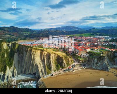 Vue aérienne drone de Zumaia, pays Basque, Espagne. Le village de Zumaia est célèbre pour le Flysch - séquence de couches de roches sédimentaires qui progressent de d Banque D'Images