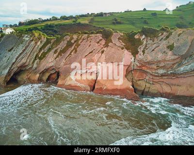 Vue aérienne drone du célèbre flysch de Zumaia, pays Basque, Espagne. Le flysch est une séquence de couches de roches sédimentaires qui progressent à partir des eaux profondes Banque D'Images