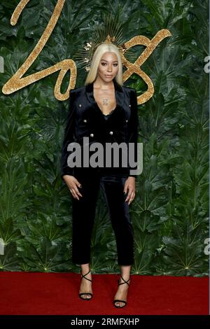 Munroe Bergdorf participe aux Fashion Awards au Royal Albert Hall de Londres. Banque D'Images