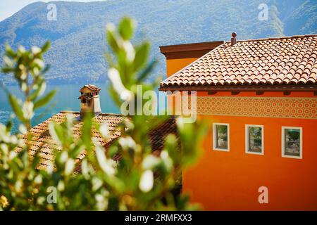 Beaux toits dans le village de Gandria près de Lugano, canton du Tessin, Suisse Banque D'Images