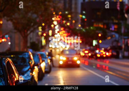 Feux de voiture floutés, circulation dense à San Francisco, Californie, États-Unis Banque D'Images