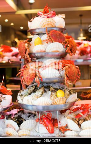 Fruits de mer frais dans un marché de fruits de mer, Paris, France Banque D'Images