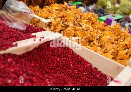 Canneberges et chanterelles sur un marché Banque D'Images