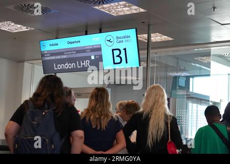 Les passagers attendent à une porte d'embarquement à l'aéroport international Ferenc Liszt de Budapest, Hongrie, car les vols à destination du Royaume-Uni et de l'Irlande ont été annulés en raison de problèmes de contrôle du trafic aérien au Royaume-Uni. Date de la photo : lundi 28 août 2023. Banque D'Images