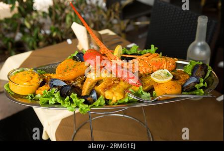 Bouillabaisse de ragoût de poisson provençal traditionnel originaire de la ville portuaire de Marseille Banque D'Images