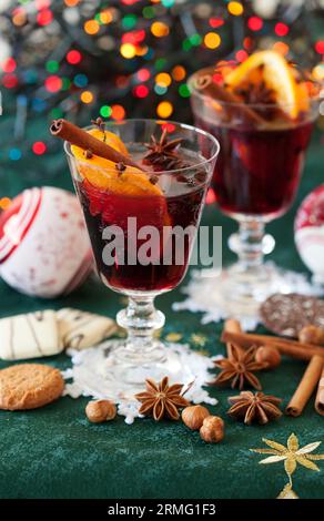 Deux verres de vin chaud avec variation d'épices Banque D'Images