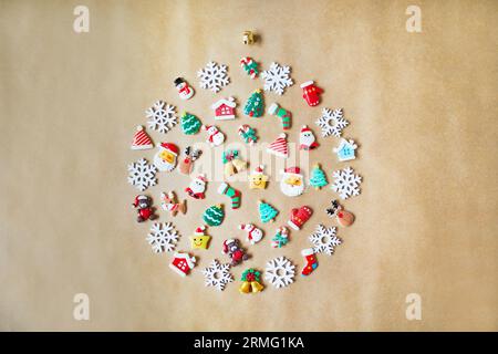 Décorations de Noël plat Lay. Boule fabriquée à partir de petites figurines avec thème du nouvel an. Concept de célébration des fêtes saisonnières Banque D'Images