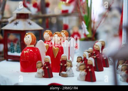 Variété de jouets et décorations sur le marché de Noël traditionnel à Strasbourg, Alsace, France Banque D'Images