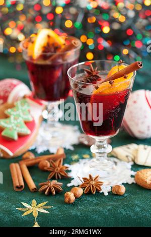 Deux verres de vin chaud, biscuits et variation d'épices de Noël Banque D'Images