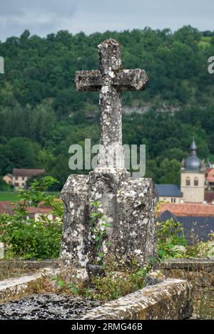 Un cimetière au coeur de la France (Cornac, Lot). Une très vieille cour tombale au sommet d'une colline à la campagne. Banque D'Images