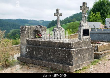 Un cimetière au coeur de la France (Cornac, Lot). Une très vieille cour tombale au sommet d'une colline à la campagne. Banque D'Images