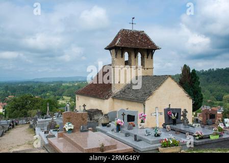 Un cimetière au coeur de la France (Cornac, Lot). Une très vieille cour tombale au sommet d'une colline à la campagne. Banque D'Images