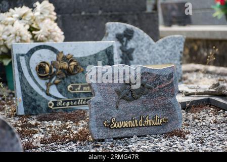 Un cimetière au coeur de la France (Cornac, Lot). Une très vieille cour tombale au sommet d'une colline à la campagne. Banque D'Images