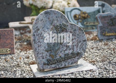 Un cimetière au coeur de la France (Cornac, Lot). Une très vieille cour tombale au sommet d'une colline à la campagne. Banque D'Images