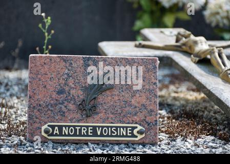 Un cimetière au coeur de la France (Cornac, Lot). Une très vieille cour tombale au sommet d'une colline à la campagne. Banque D'Images