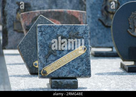 Un cimetière au coeur de la France (Cornac, Lot). Une très vieille cour tombale au sommet d'une colline à la campagne. Banque D'Images