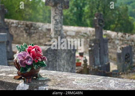 Un cimetière au coeur de la France (Cornac, Lot). Une très vieille cour tombale au sommet d'une colline à la campagne. Banque D'Images