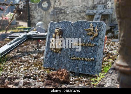 Un cimetière au coeur de la France (Cornac, Lot). Une très vieille cour tombale au sommet d'une colline à la campagne. Banque D'Images