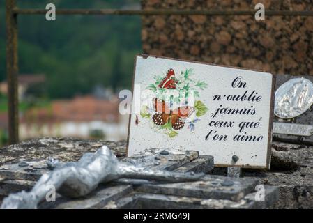 Un cimetière au coeur de la France (Cornac, Lot). Une très vieille cour tombale au sommet d'une colline à la campagne. Banque D'Images