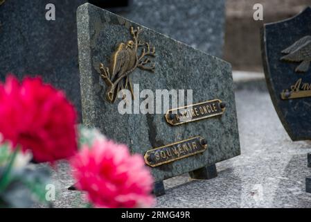 Un cimetière au coeur de la France (Cornac, Lot). Une très vieille cour tombale au sommet d'une colline à la campagne. Banque D'Images