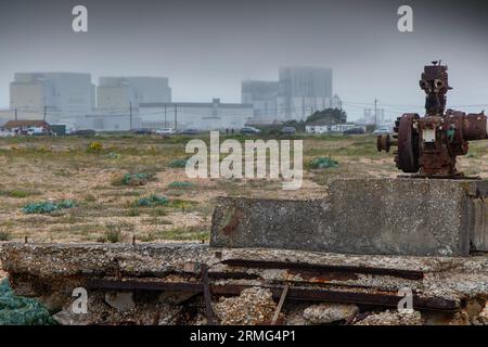 Dungeness Power Station en arrière-plan avec un vieux moteur au premier plan Banque D'Images