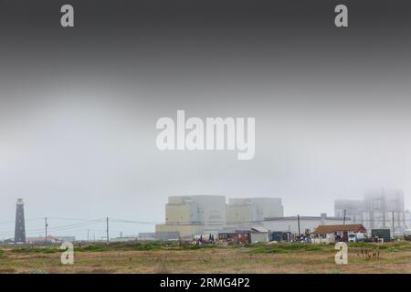 Dungeness Power Station en arrière-plan avec un vieux bateau au premier plan Banque D'Images