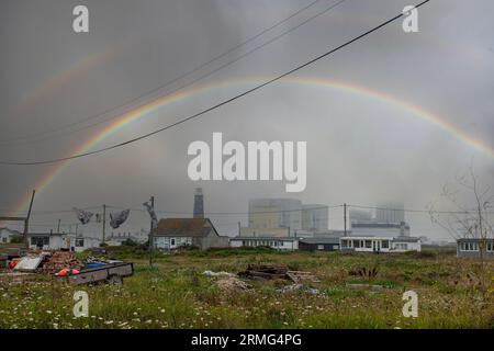 Centrale électrique de Dungeness et vieux phare sous un double arc-en-ciel Banque D'Images