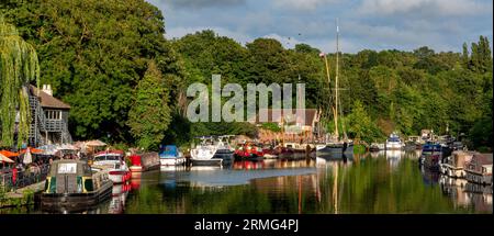 Bateaux à Allington Lock, Maidstone, Kent en été Banque D'Images