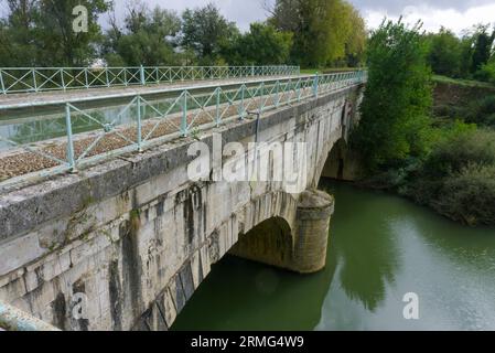 Sud de la France - septembre 2020 : Canal du midi / Canal Laterale de Garonne - France. Une destination de vacances très prisée à découvrir en vélo ou en bateau. Banque D'Images