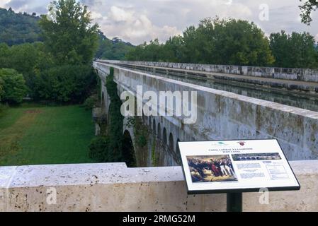 Sud de la France - septembre 2020 : Canal du midi / Canal Laterale de Garonne - France. Une destination de vacances très prisée à découvrir en vélo ou en bateau. Banque D'Images