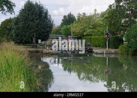 Sud de la France - septembre 2020 : Canal du midi / Canal Laterale de Garonne - France. Une destination de vacances très prisée à découvrir en vélo ou en bateau. Banque D'Images