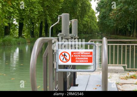 Sud de la France - septembre 2020 : Canal du midi / Canal Laterale de Garonne - France. Une destination de vacances très prisée à découvrir en vélo ou en bateau. Banque D'Images