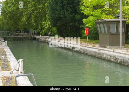 Sud de la France - septembre 2020 : Canal du midi / Canal Laterale de Garonne - France. Une destination de vacances très prisée à découvrir en vélo ou en bateau. Banque D'Images