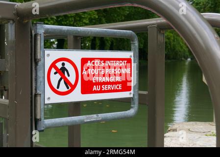 Sud de la France - septembre 2020 : Canal du midi / Canal Laterale de Garonne - France. Une destination de vacances très prisée à découvrir en vélo ou en bateau. Banque D'Images