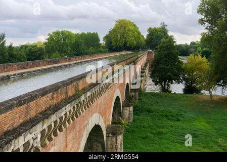 Sud de la France - septembre 2020 : Canal du midi / Canal Laterale de Garonne - France. Une destination de vacances très prisée à découvrir en vélo ou en bateau. Banque D'Images