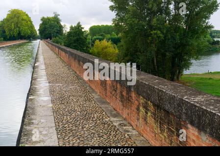 Sud de la France - septembre 2020 : Canal du midi / Canal Laterale de Garonne - France. Une destination de vacances très prisée à découvrir en vélo ou en bateau. Banque D'Images