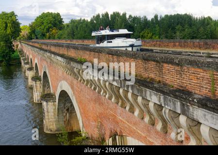 Sud de la France - septembre 2020 : Canal du midi / Canal Laterale de Garonne - France. Une destination de vacances très prisée à découvrir en vélo ou en bateau. Banque D'Images