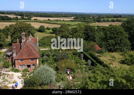 Vue de Priests House Holiday Cottage et White Garden de la Tour, château de Sissinghurst, près de Cranbrook, Kent, Angleterre, ROYAUME-UNI Banque D'Images