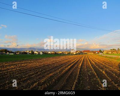 Vue du village près de Kranj à Sorsko polje dans la région de Gorenjska en Slovénie avec les sommets de Grontovec et Skuta dans Kamnik Savinja alpes dans Th Banque D'Images