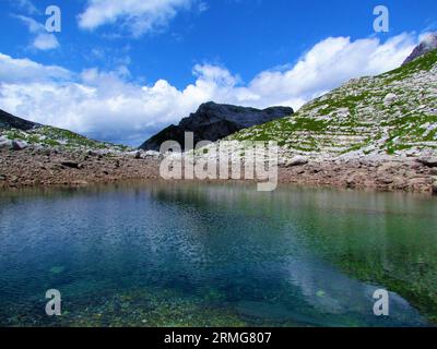 Rjavo jezero des sept lacs de la vallée des lacs du Triglav dans le parc national du Triglav et alpes juliennes à Gorenjska, Slovénie Banque D'Images