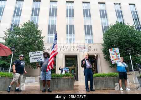 Washington, États-Unis. 28 août 2023. Des manifestants se tiennent devant le palais de justice américain E. Barrett Prettyman après que la juge Tanya Chutkan ait fixé la date du procès d'ingérence de l'ancien président américain Donald Trump aux élections fédérales au 4 mars 2024, à Washington, DC, le lundi 28 août, 2023. photo de Bonnie Cash/UPI crédit : UPI/Alamy Live News Banque D'Images