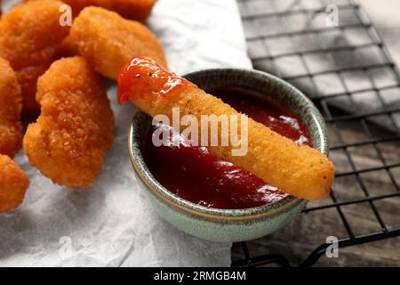 Savoureux nuggets de poulet, bâton de fromage et ketchup sur la table, gros plan Banque D'Images
